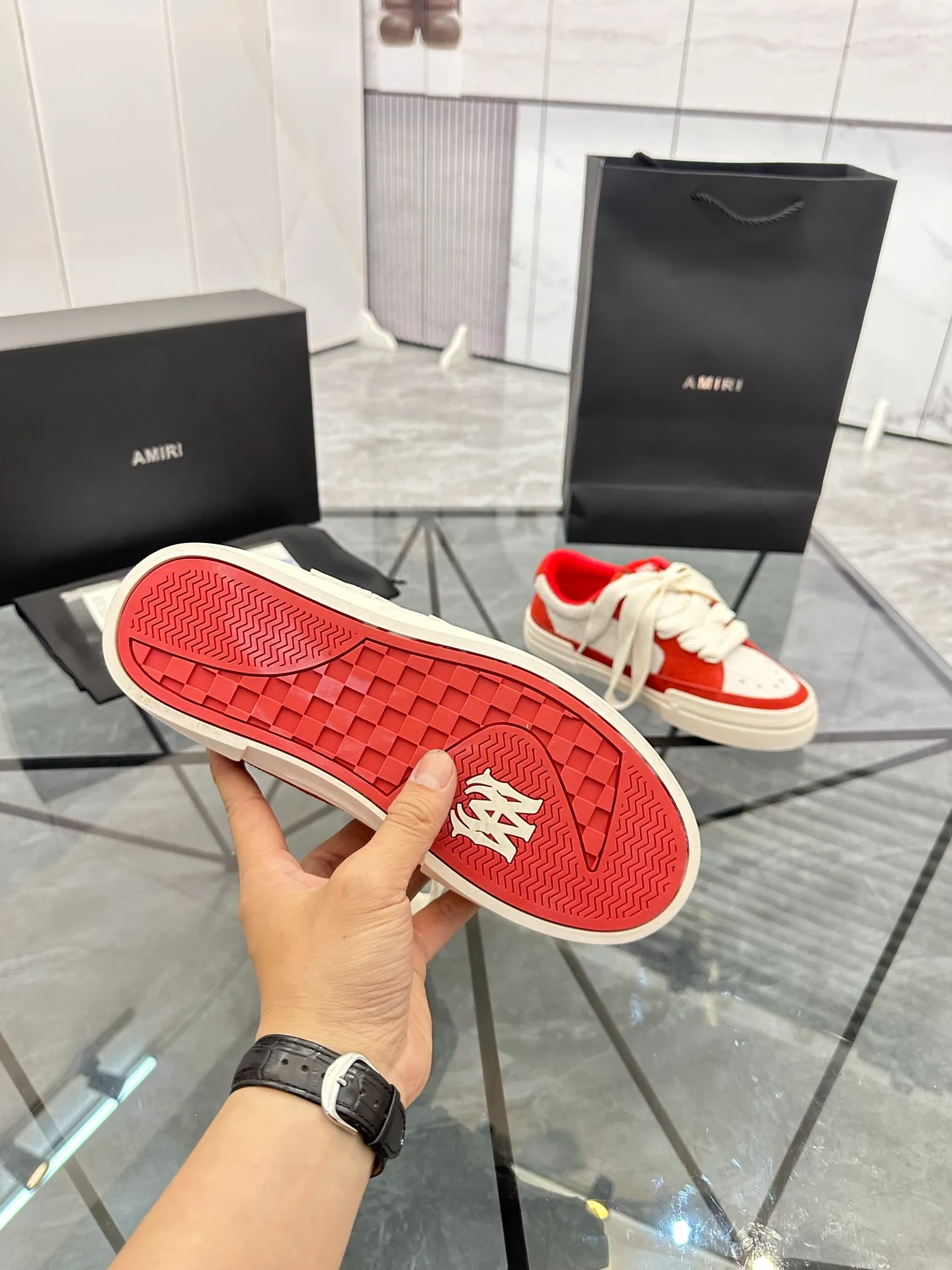 Men's shoes: 💰P600¥ Top quality in Guangzhou Product trademark: AMIRI* "Amir*" low-top casual shoes Regular size: 39-44 (can be customized to 45) Product material: Upper imported first-layer cowhide spliced ​​nubuck leather, breathable lining, original outsole. Number: 525